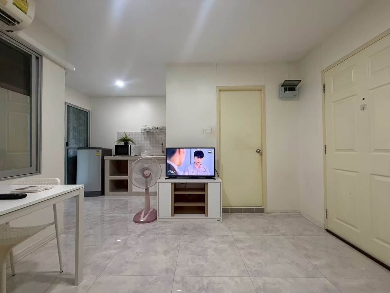 Studio condo in Lumphini — photo 3